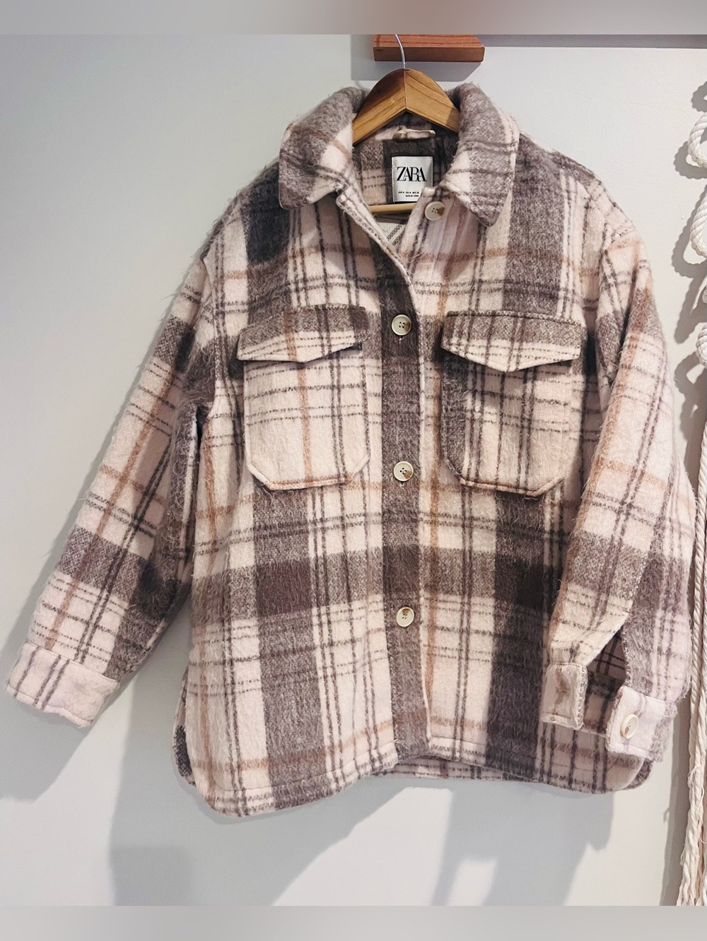 Zara Plaid Shacket MEDIUM Jacket Button Down Shirt Plaid Tan Fall Cozy Pockets